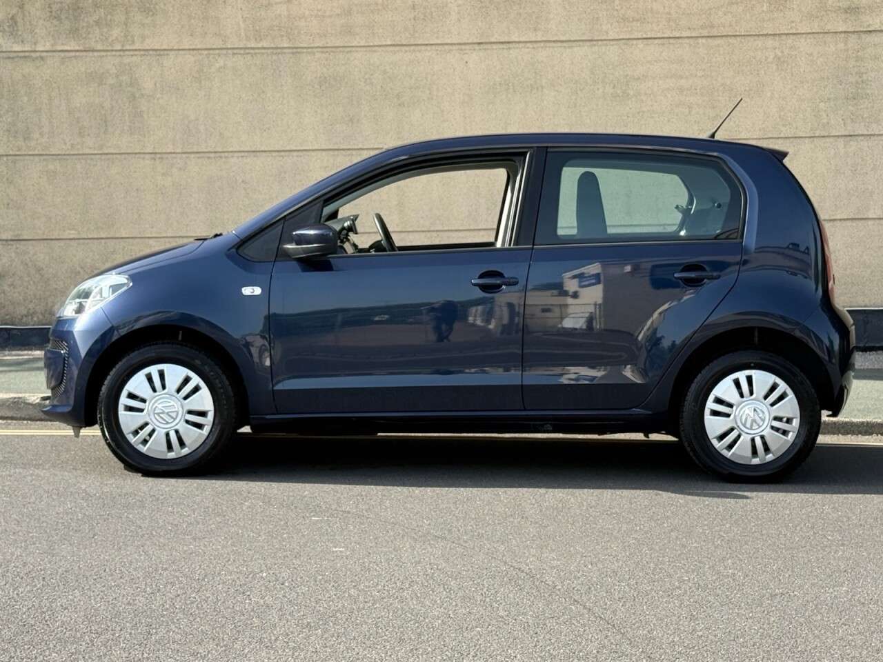 A 2014 VOLKSWAGEN UP! 1.0 Move up! Hatchback 5dr Petrol Manual Euro 5 (60 ps) A 2014 VOLKSWAGEN UP! 1.0 Move up! Hatchback 5dr Petrol Manual Euro 5 (60 ps)