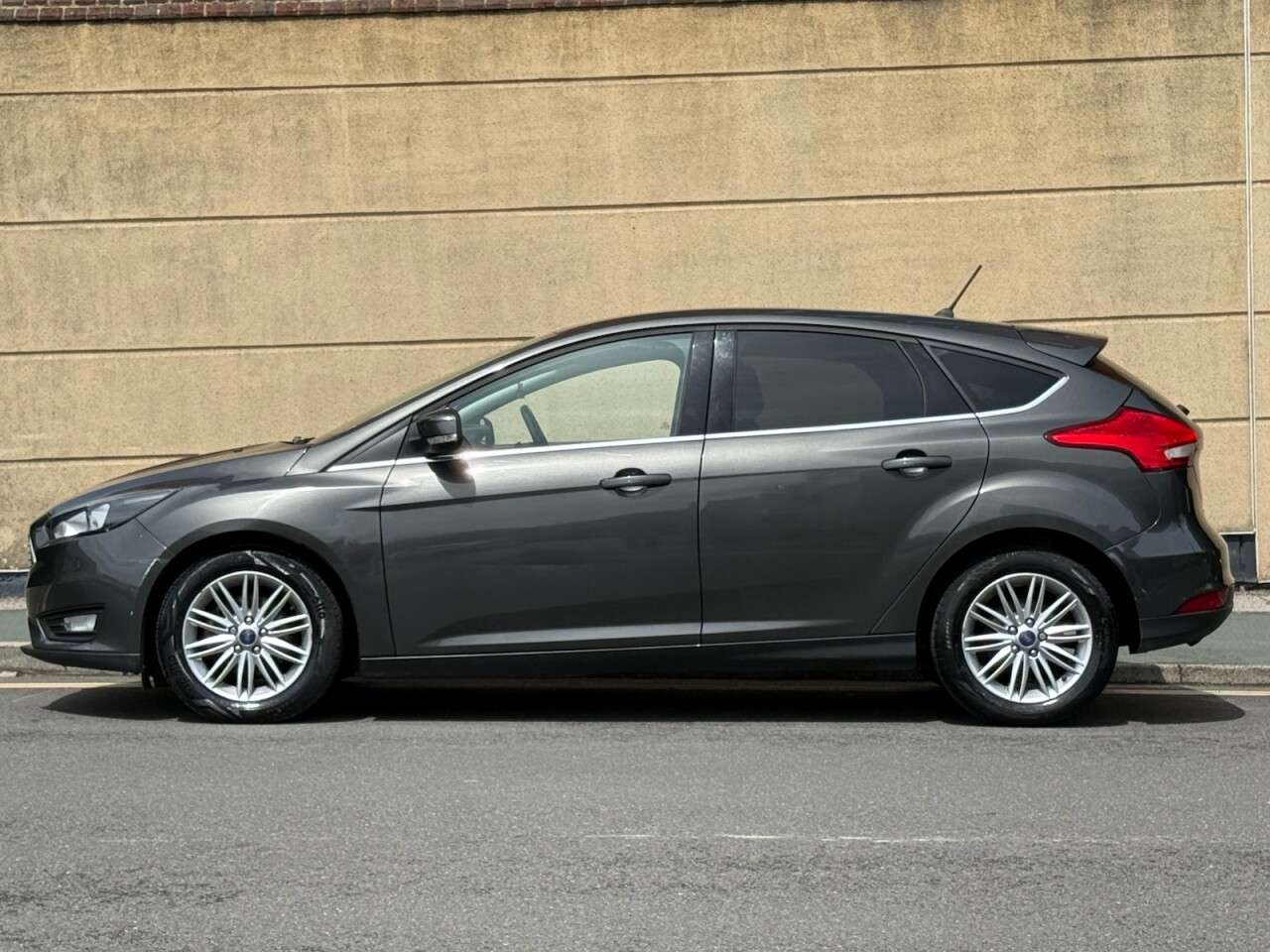 A 2018 FORD FOCUS 1.0T EcoBoost Zetec Edition Hatchback 5dr Petrol Manual Euro 6 (s/s) (125 p A 2018 FORD FOCUS 1.0T EcoBoost Zetec Edition Hatchback 5dr Petrol Manual Euro 6 (s/s) (125 p