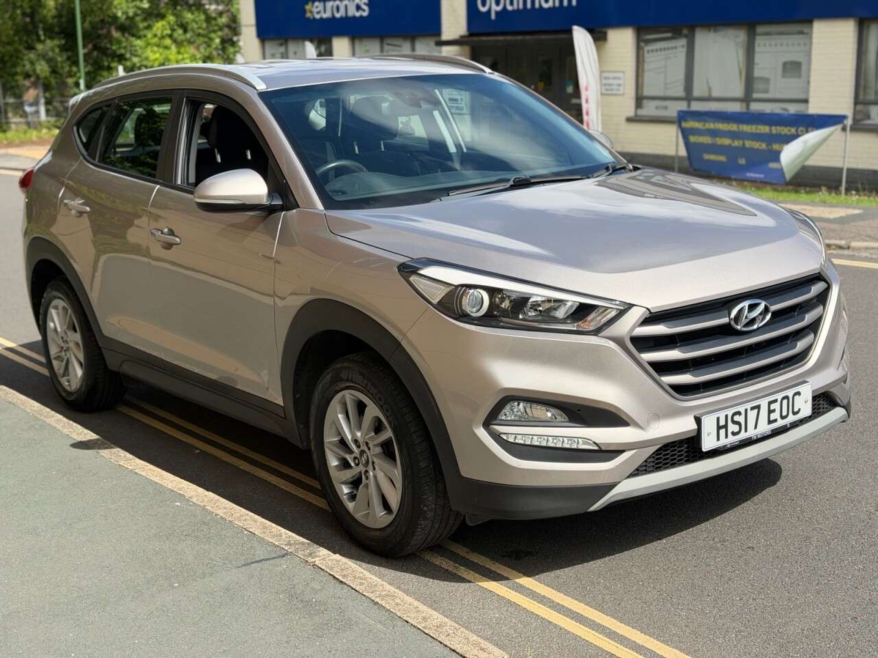 A 2017 HYUNDAI TUCSON 1.6 GDi Blue Drive SE Nav SUV 5dr Petrol Manual Euro 6 (s/s) (132 ps) A 2017 HYUNDAI TUCSON 1.6 GDi Blue Drive SE Nav SUV 5dr Petrol Manual Euro 6 (s/s) (132 ps)