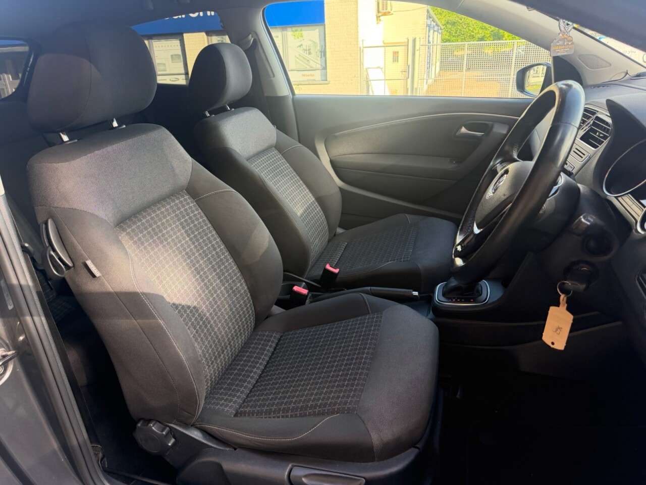 A 2015 VOLKSWAGEN POLO 1.2 TSI BlueMotion Tech SE Hatchback 3dr Petrol DSG Euro 6 (s/s) (90 ps) A 2015 VOLKSWAGEN POLO 1.2 TSI BlueMotion Tech SE Hatchback 3dr Petrol DSG Euro 6 (s/s) (90 ps)