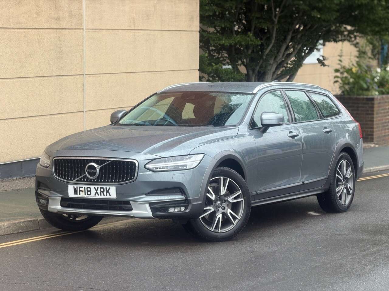 A 2018 VOLVO V90 CROSS COUNTRY 2.0 T6 Pro Estate 5dr Petrol Auto AWD Euro 6 (s/s) (310 ps) A 2018 VOLVO V90 CROSS COUNTRY 2.0 T6 Pro Estate 5dr Petrol Auto AWD Euro 6 (s/s) (310 ps)