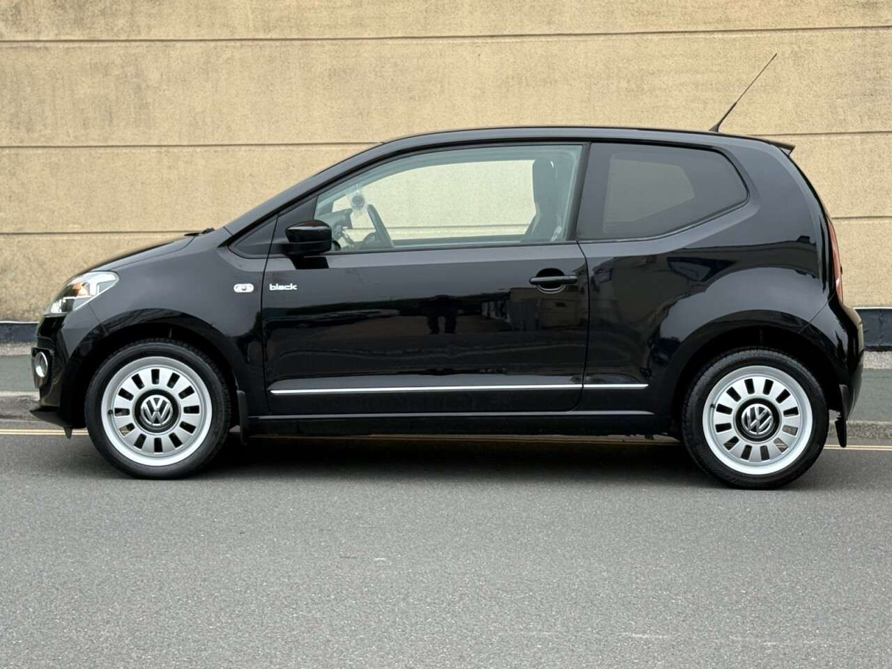 A 2013 VOLKSWAGEN UP! 1.0 up! Black Hatchback 3dr Petrol Manual Euro 5 (75 ps) A 2013 VOLKSWAGEN UP! 1.0 up! Black Hatchback 3dr Petrol Manual Euro 5 (75 ps)
