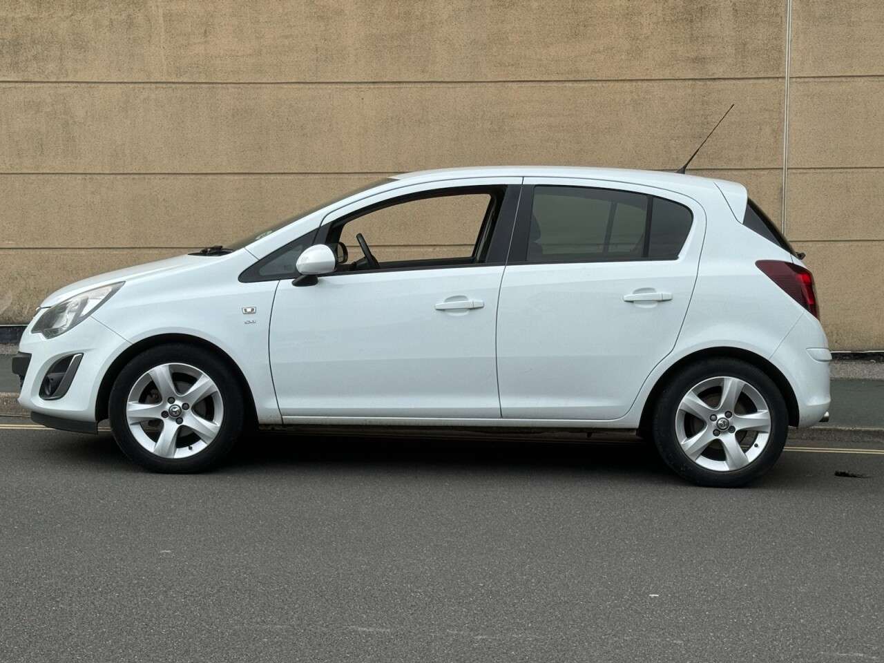 A 2014 VAUXHALL CORSA 1.2i ecoFLEX 16V SXi Hatchback 5dr Petrol Manual Euro 5 (s/s) (A/C) (85 ps) A 2014 VAUXHALL CORSA 1.2i ecoFLEX 16V SXi Hatchback 5dr Petrol Manual Euro 5 (s/s) (A/C) (85 ps)
