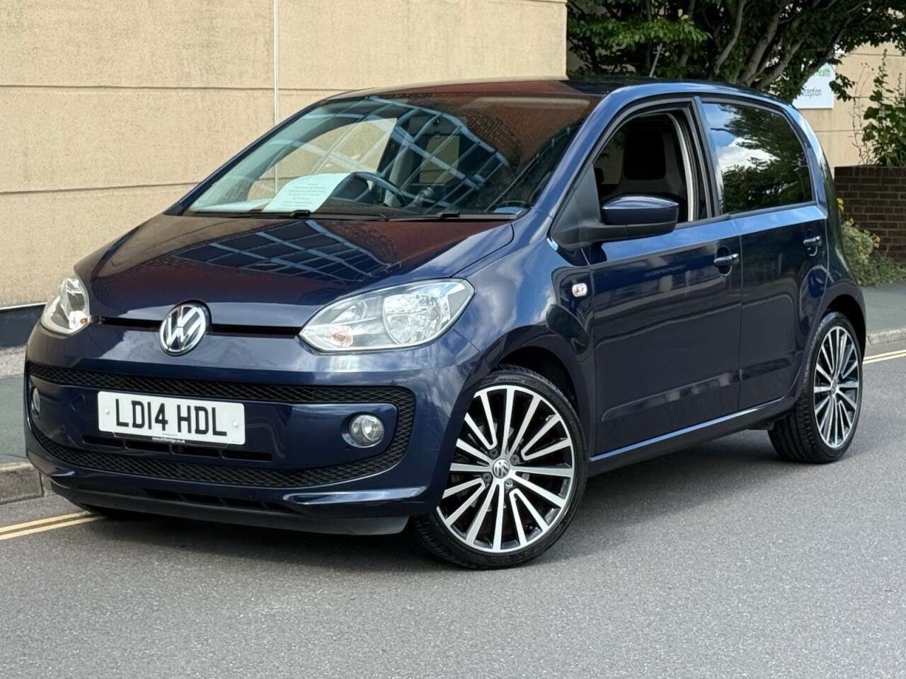A 2014 VOLKSWAGEN UP! 1.0 High up! Hatchback 5dr Petrol Manual Euro 5 (75 ps) A 2014 VOLKSWAGEN UP! 1.0 High up! Hatchback 5dr Petrol Manual Euro 5 (75 ps)