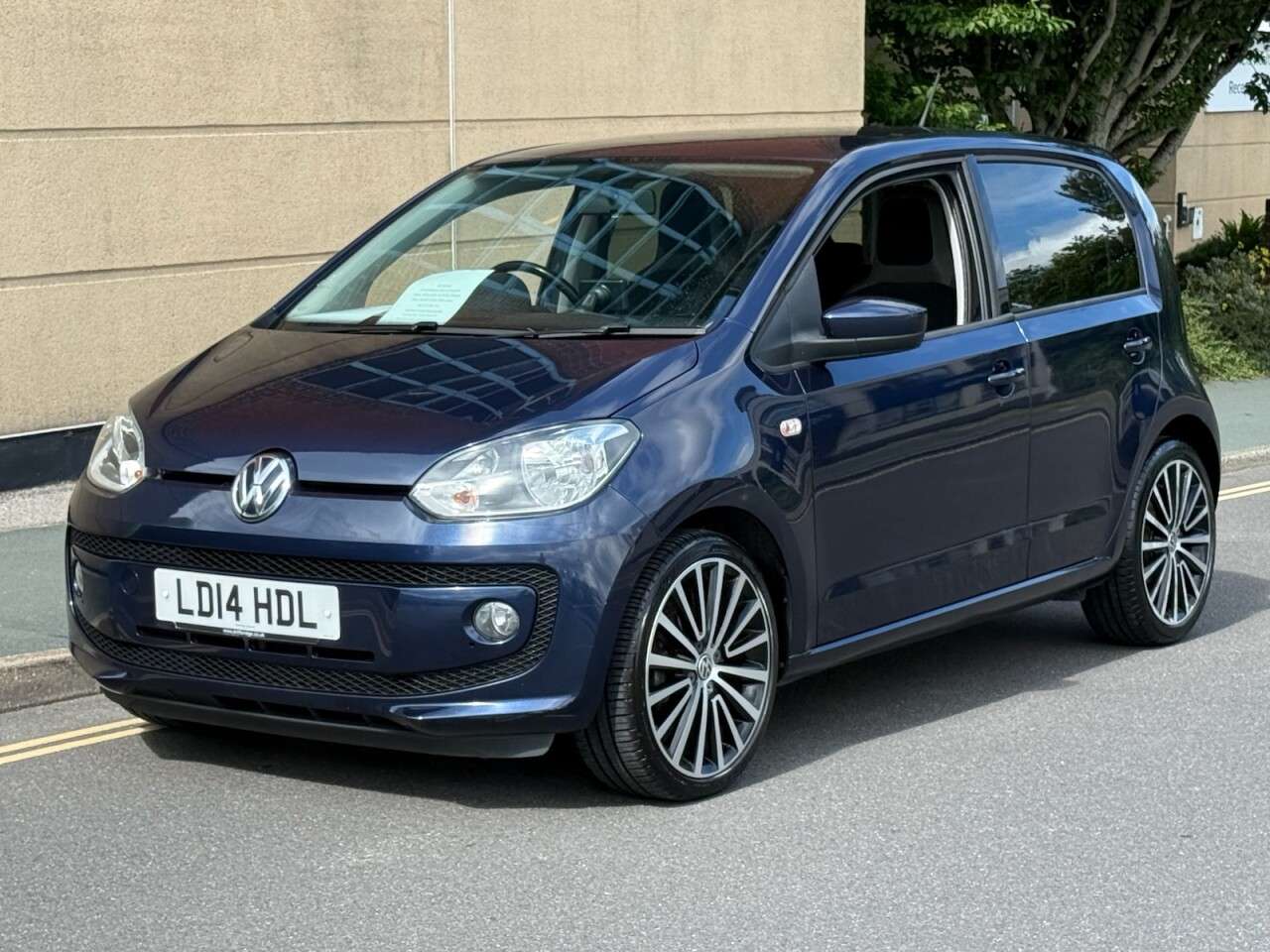 A 2014 VOLKSWAGEN UP! 1.0 High up! Hatchback 5dr Petrol Manual Euro 5 (75 ps) A 2014 VOLKSWAGEN UP! 1.0 High up! Hatchback 5dr Petrol Manual Euro 5 (75 ps)