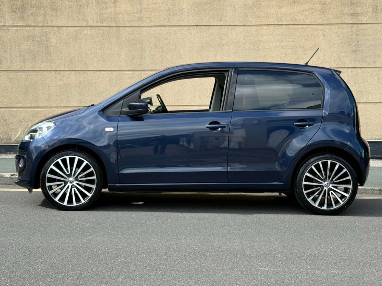 A 2014 VOLKSWAGEN UP! 1.0 High up! Hatchback 5dr Petrol Manual Euro 5 (75 ps) A 2014 VOLKSWAGEN UP! 1.0 High up! Hatchback 5dr Petrol Manual Euro 5 (75 ps)