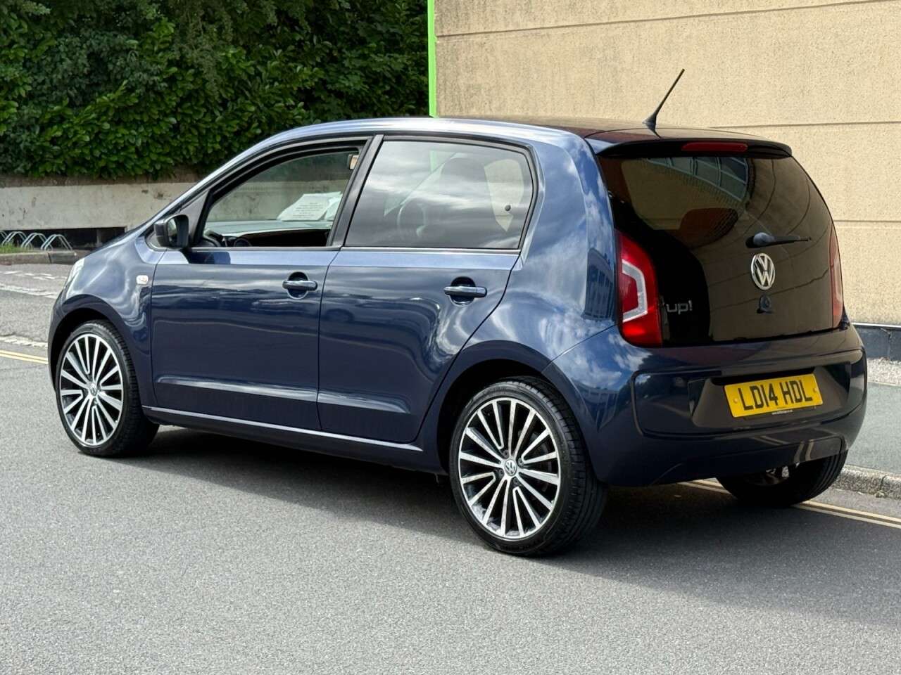 A 2014 VOLKSWAGEN UP! 1.0 High up! Hatchback 5dr Petrol Manual Euro 5 (75 ps) A 2014 VOLKSWAGEN UP! 1.0 High up! Hatchback 5dr Petrol Manual Euro 5 (75 ps)