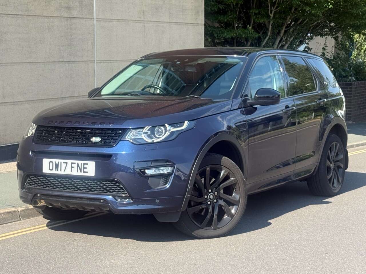 A 2017 LAND ROVER DISCOVERY SPORT 2.0 TD4 HSE Dynamic Lux SUV 5dr Diesel Auto 4WD Euro 6 (s/s) (180 ps) A 2017 LAND ROVER DISCOVERY SPORT 2.0 TD4 HSE Dynamic Lux SUV 5dr Diesel Auto 4WD Euro 6 (s/s) (180 ps)