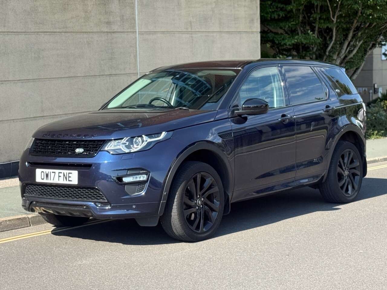 A 2017 LAND ROVER DISCOVERY SPORT 2.0 TD4 HSE Dynamic Lux SUV 5dr Diesel Auto 4WD Euro 6 (s/s) (180 ps) A 2017 LAND ROVER DISCOVERY SPORT 2.0 TD4 HSE Dynamic Lux SUV 5dr Diesel Auto 4WD Euro 6 (s/s) (180 ps)