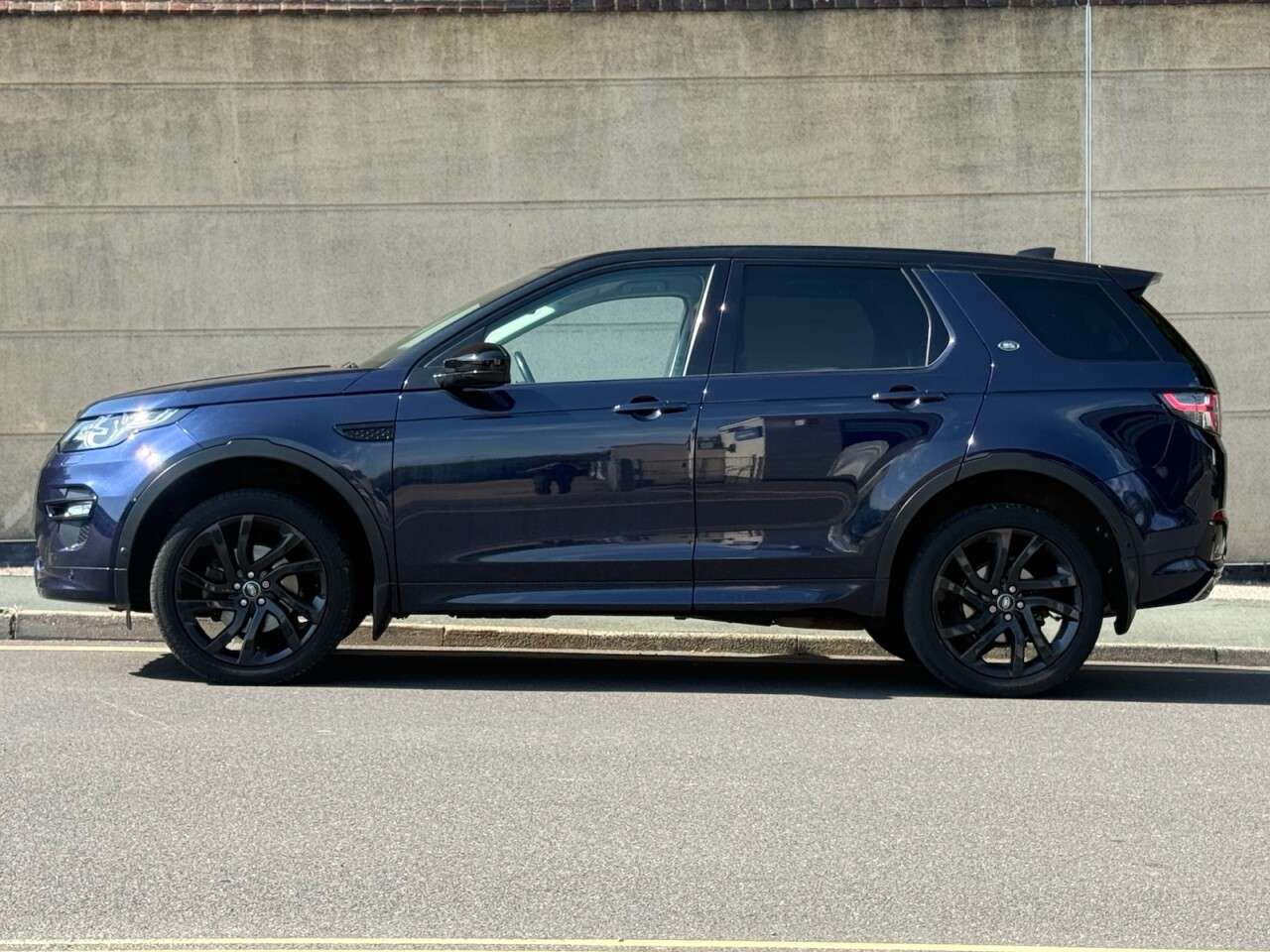 A 2017 LAND ROVER DISCOVERY SPORT 2.0 TD4 HSE Dynamic Lux SUV 5dr Diesel Auto 4WD Euro 6 (s/s) (180 ps) A 2017 LAND ROVER DISCOVERY SPORT 2.0 TD4 HSE Dynamic Lux SUV 5dr Diesel Auto 4WD Euro 6 (s/s) (180 ps)