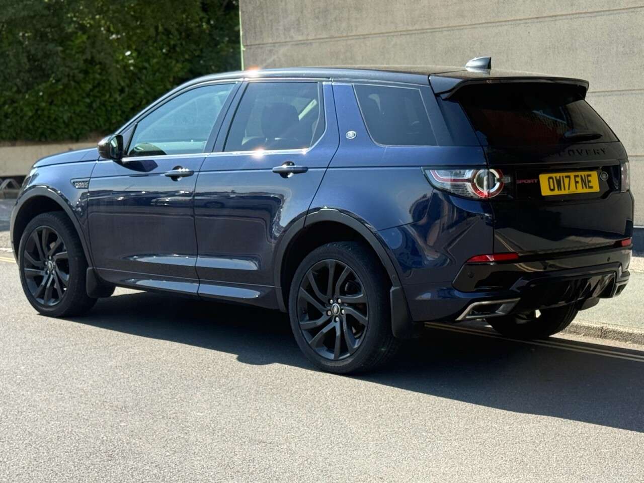 A 2017 LAND ROVER DISCOVERY SPORT 2.0 TD4 HSE Dynamic Lux SUV 5dr Diesel Auto 4WD Euro 6 (s/s) (180 ps) A 2017 LAND ROVER DISCOVERY SPORT 2.0 TD4 HSE Dynamic Lux SUV 5dr Diesel Auto 4WD Euro 6 (s/s) (180 ps)