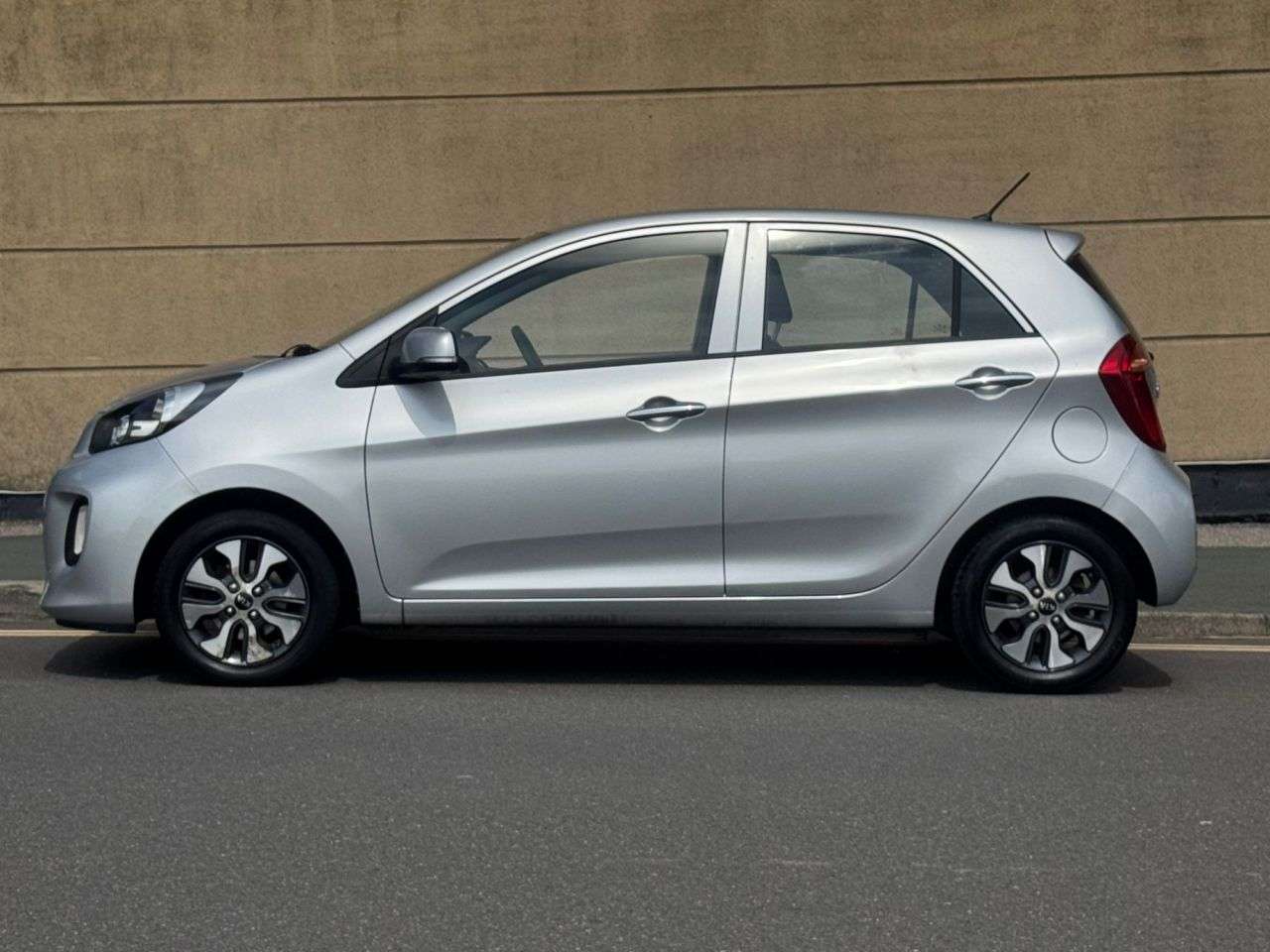 A 2015 KIA PICANTO 1.25 2 Hatchback 5dr Petrol Auto Euro 6 (84 bhp) A 2015 KIA PICANTO 1.25 2 Hatchback 5dr Petrol Auto Euro 6 (84 bhp)