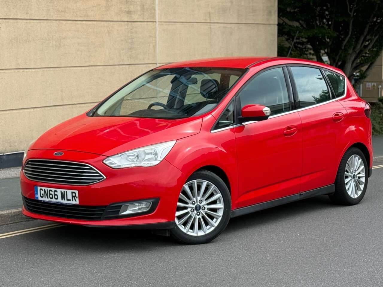 A 2016 FORD C-MAX 1.0T EcoBoost Titanium MPV 5dr Petrol Manual Euro 6 (s/s) (125 ps) A 2016 FORD C-MAX 1.0T EcoBoost Titanium MPV 5dr Petrol Manual Euro 6 (s/s) (125 ps)
