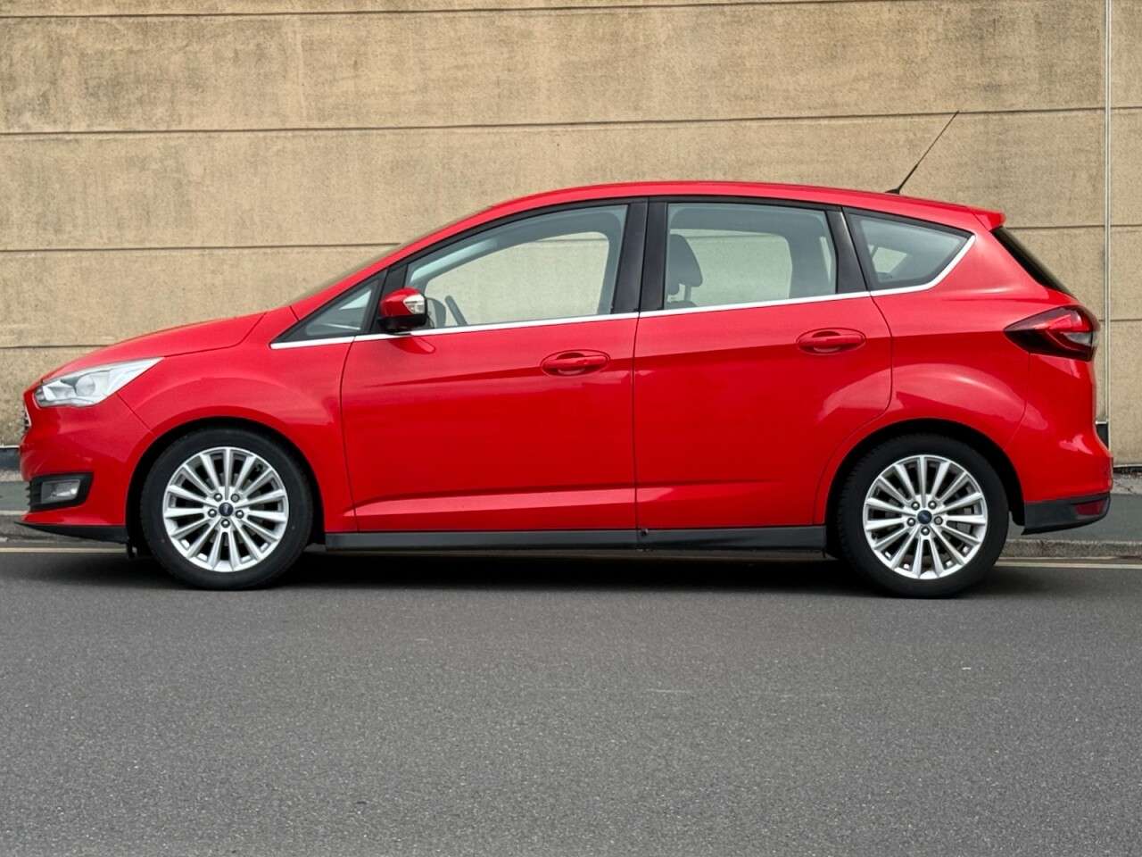 A 2016 FORD C-MAX 1.0T EcoBoost Titanium MPV 5dr Petrol Manual Euro 6 (s/s) (125 ps) A 2016 FORD C-MAX 1.0T EcoBoost Titanium MPV 5dr Petrol Manual Euro 6 (s/s) (125 ps)
