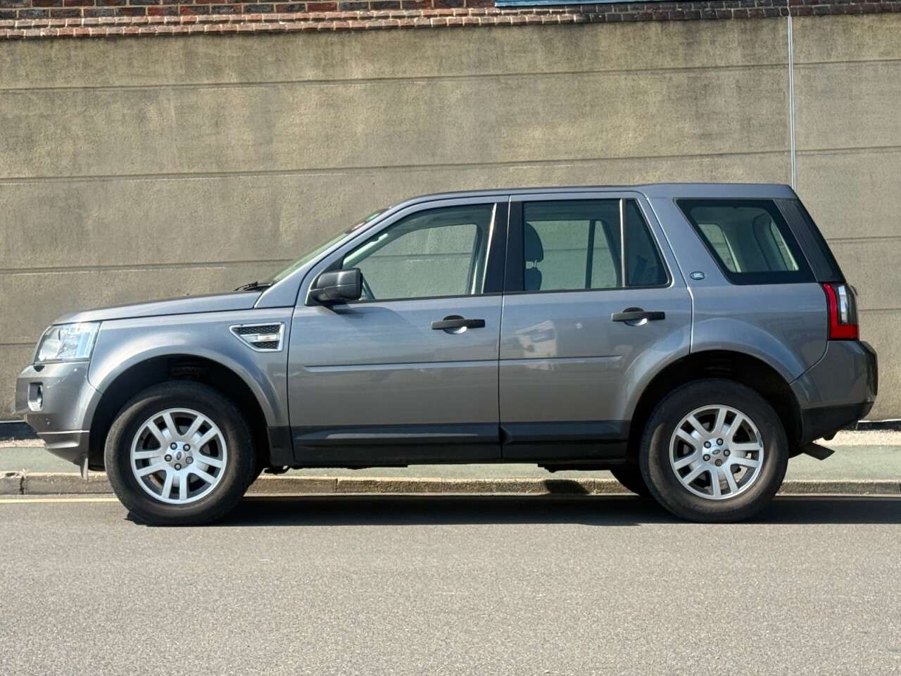 A 2011 LAND ROVER FREELANDER 2 2.2 TD4 XS SUV 5dr Diesel Manual 4WD Euro 5 (s/s) (150 ps) A 2011 LAND ROVER FREELANDER 2 2.2 TD4 XS SUV 5dr Diesel Manual 4WD Euro 5 (s/s) (150 ps)