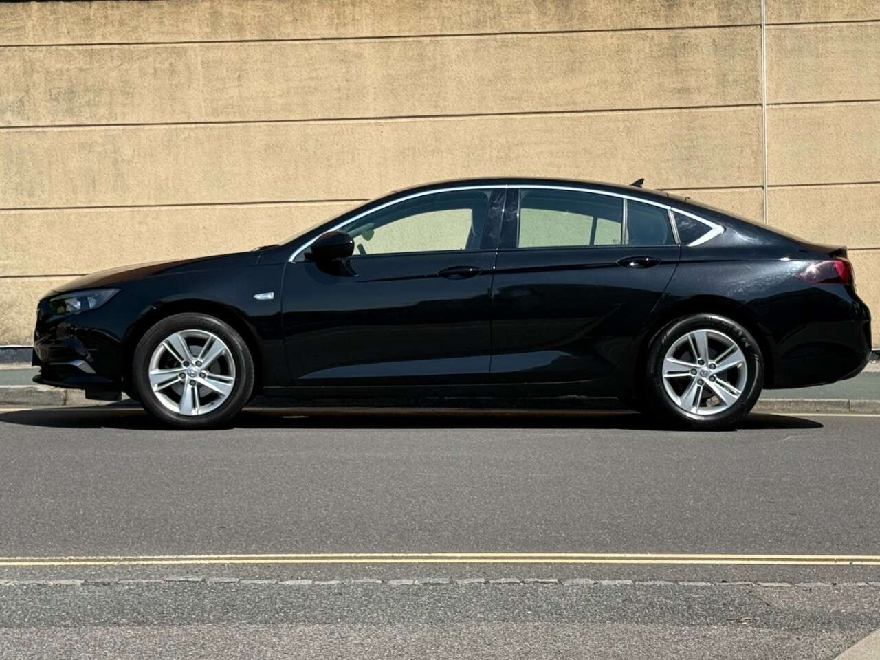 A 2020 VAUXHALL INSIGNIA 1.5i Turbo GPF Tech Line Nav Grand Sport 5dr Petrol Automatic Euro 6 (s/s) A 2020 VAUXHALL INSIGNIA 1.5i Turbo GPF Tech Line Nav Grand Sport 5dr Petrol Automatic Euro 6 (s/s)