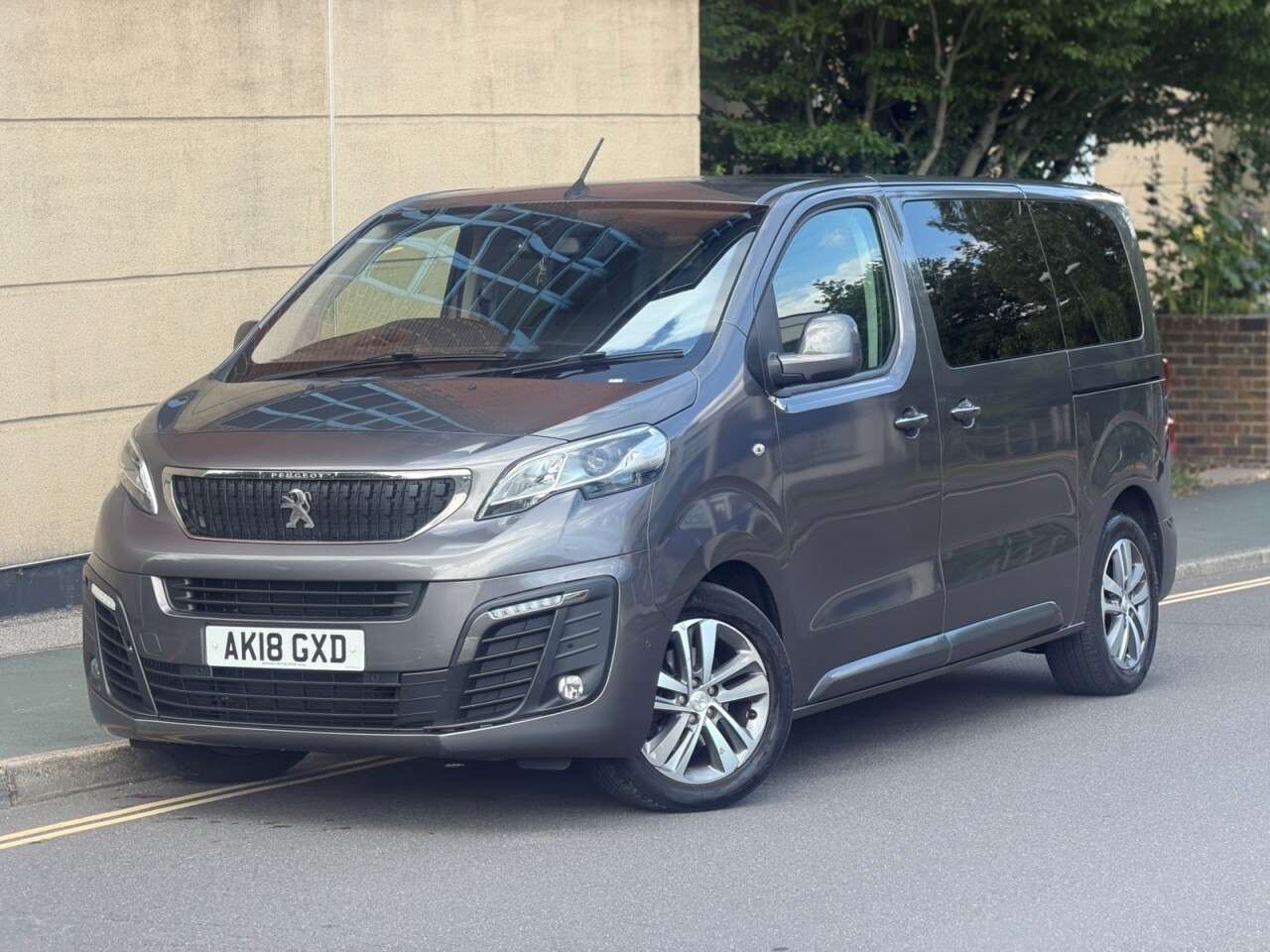 A 2018 PEUGEOT TRAVELLER 2.0 BlueHDi Allure Standard MPV 5dr Diesel EAT6 MWB Euro 6 (s/s) (180 ps) A 2018 PEUGEOT TRAVELLER 2.0 BlueHDi Allure Standard MPV 5dr Diesel EAT6 MWB Euro 6 (s/s) (180 ps)