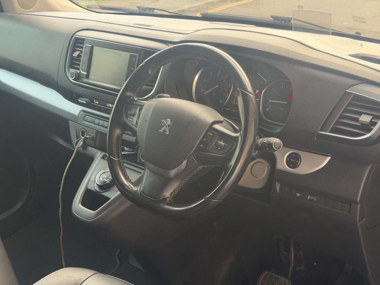A 2018 PEUGEOT TRAVELLER 2.0 BlueHDi Allure Standard MPV 5dr Diesel EAT6 MWB Euro 6 (s/s) (180 ps) A 2018 PEUGEOT TRAVELLER 2.0 BlueHDi Allure Standard MPV 5dr Diesel EAT6 MWB Euro 6 (s/s) (180 ps)