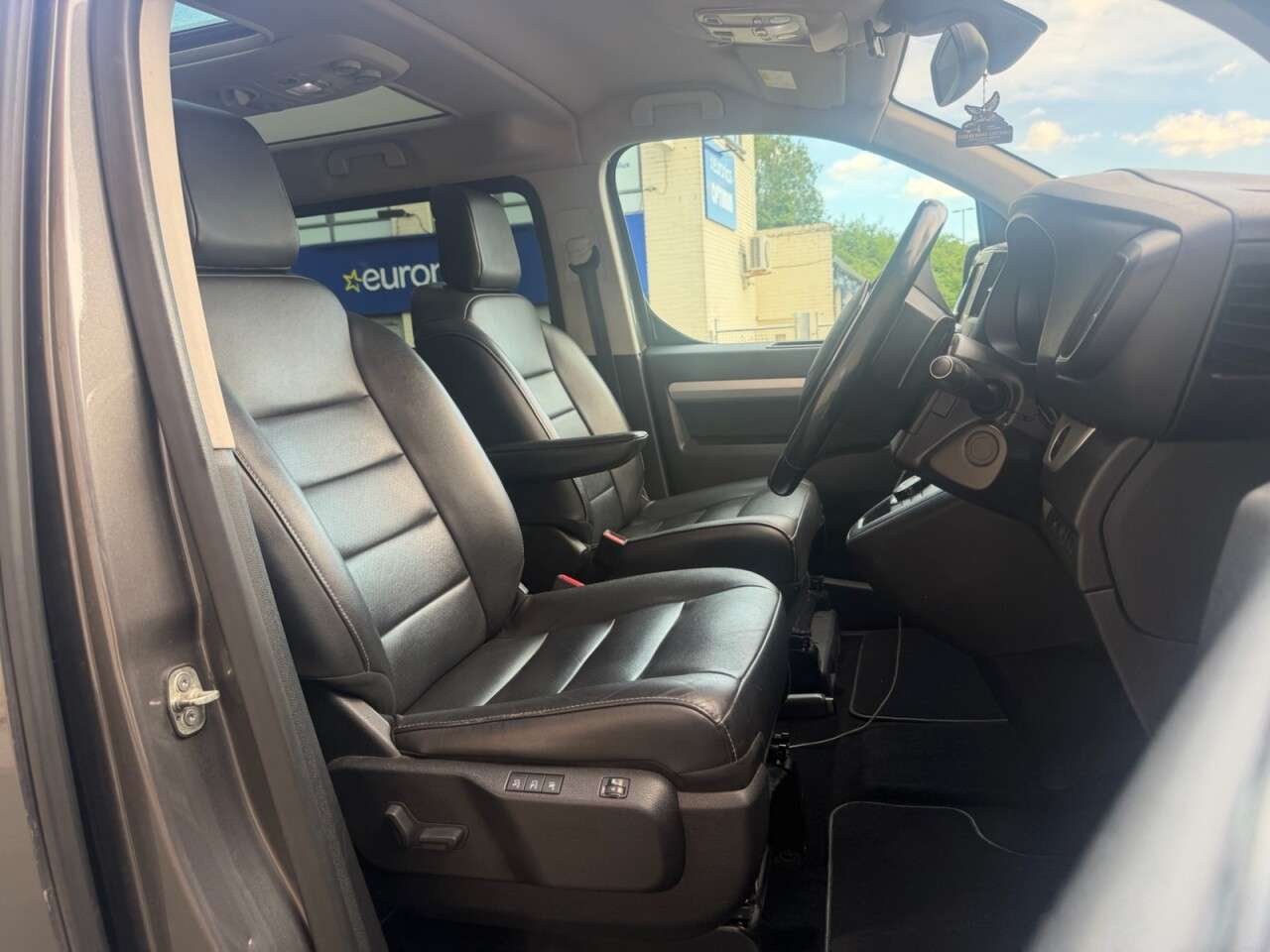 A 2018 PEUGEOT TRAVELLER 2.0 BlueHDi Allure Standard MPV 5dr Diesel EAT6 MWB Euro 6 (s/s) (180 ps) A 2018 PEUGEOT TRAVELLER 2.0 BlueHDi Allure Standard MPV 5dr Diesel EAT6 MWB Euro 6 (s/s) (180 ps)