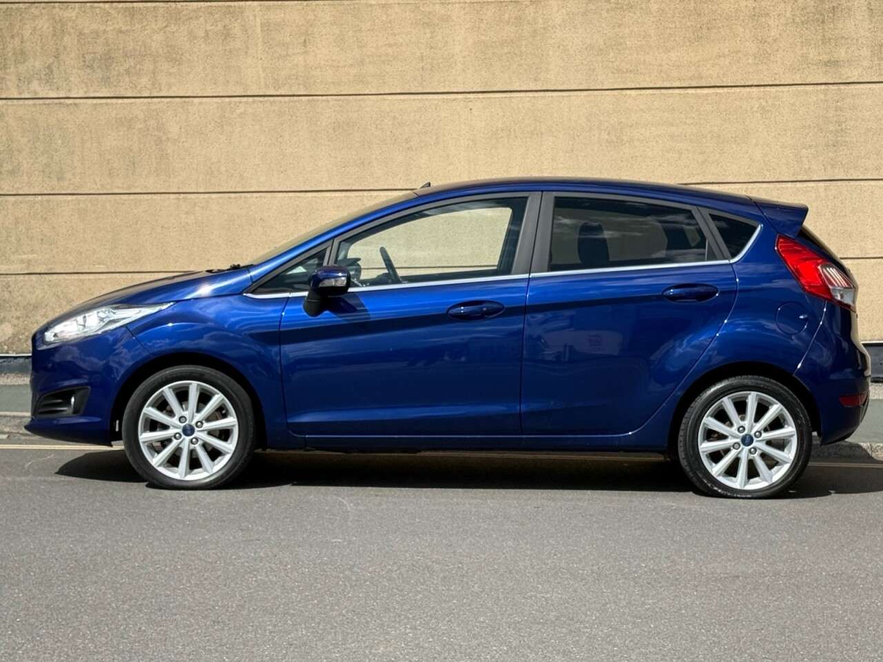 A 2015 FORD FIESTA 1.0T EcoBoost Titanium Hatchback 5dr Petrol Manual Euro 6 (s/s) (100 ps) A 2015 FORD FIESTA 1.0T EcoBoost Titanium Hatchback 5dr Petrol Manual Euro 6 (s/s) (100 ps)