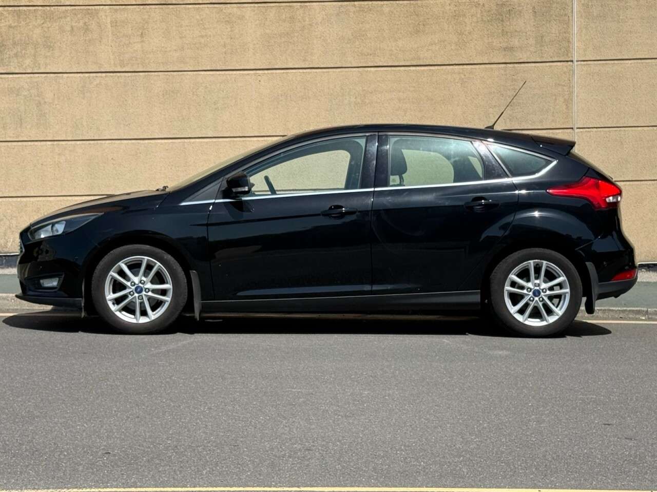 A 2016 FORD FOCUS 1.0T EcoBoost Zetec Hatchback 5dr Petrol Manual Euro 6 (s/s) (125 ps) A 2016 FORD FOCUS 1.0T EcoBoost Zetec Hatchback 5dr Petrol Manual Euro 6 (s/s) (125 ps)