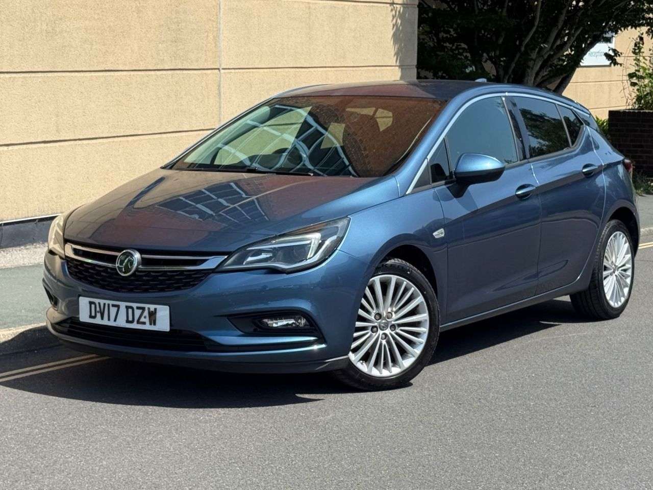 A 2017 VAUXHALL ASTRA 1.6 CDTi ecoFLEX Elite Nav Hatchback 5dr Diesel Manual Euro 6 (s/s) (110 ps A 2017 VAUXHALL ASTRA 1.6 CDTi ecoFLEX Elite Nav Hatchback 5dr Diesel Manual Euro 6 (s/s) (110 ps
