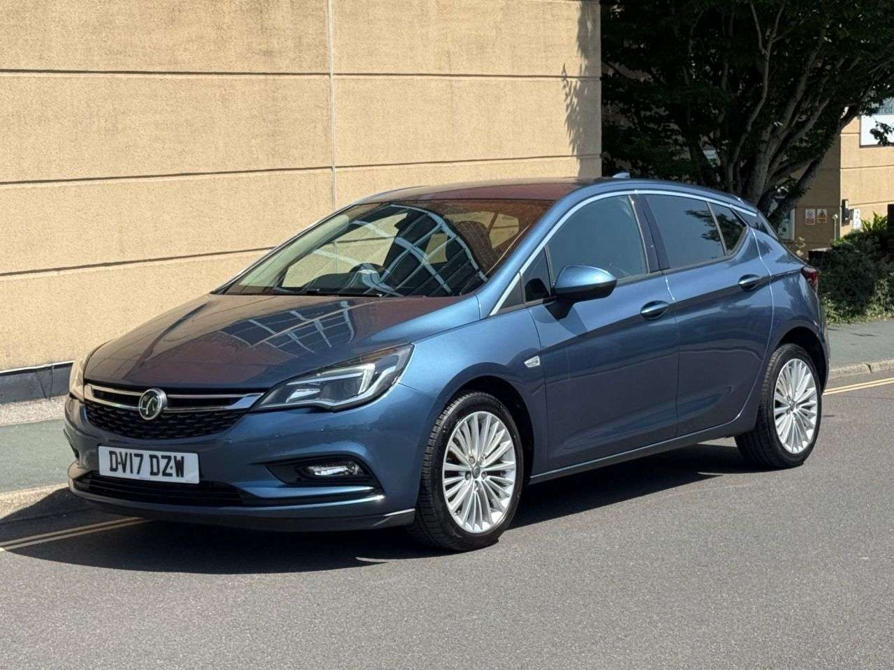 A 2017 VAUXHALL ASTRA 1.6 CDTi ecoFLEX Elite Nav Hatchback 5dr Diesel Manual Euro 6 (s/s) (110 ps A 2017 VAUXHALL ASTRA 1.6 CDTi ecoFLEX Elite Nav Hatchback 5dr Diesel Manual Euro 6 (s/s) (110 ps