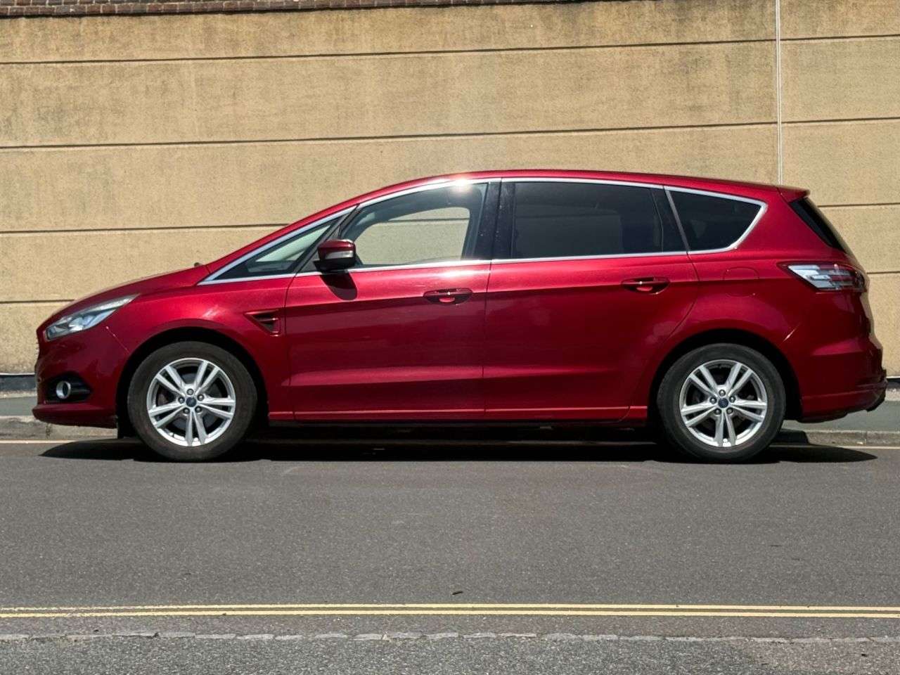 A 2016 FORD S-MAX 2.0 TDCi Titanium MPV 5dr Diesel Powershift Euro 6 (s/s) (150 ps) A 2016 FORD S-MAX 2.0 TDCi Titanium MPV 5dr Diesel Powershift Euro 6 (s/s) (150 ps)