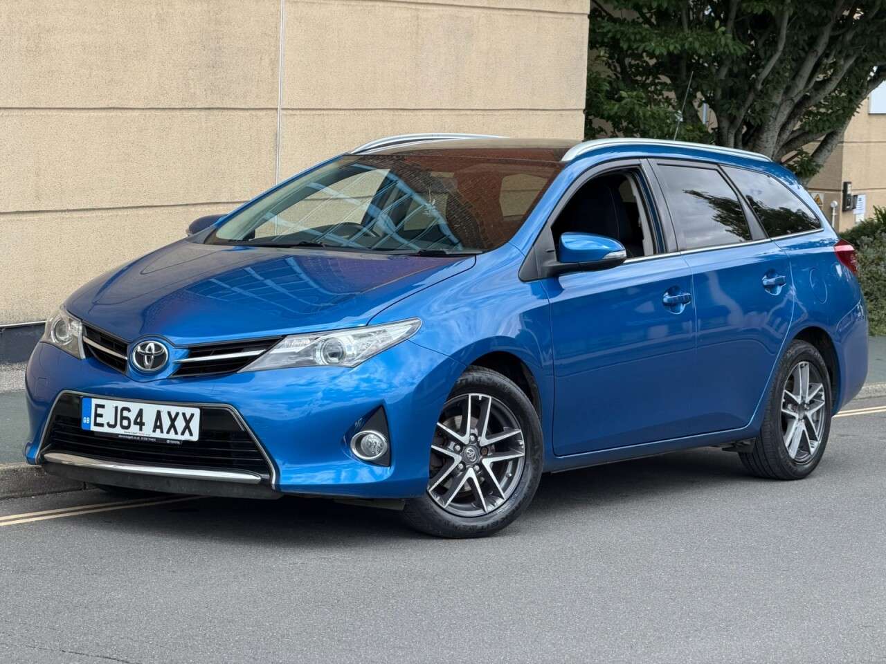 A 2014 TOYOTA AURIS 1.6 V-Matic Icon+ Touring Sports 5dr Petrol Manual Euro 5 (132 ps) A 2014 TOYOTA AURIS 1.6 V-Matic Icon+ Touring Sports 5dr Petrol Manual Euro 5 (132 ps)