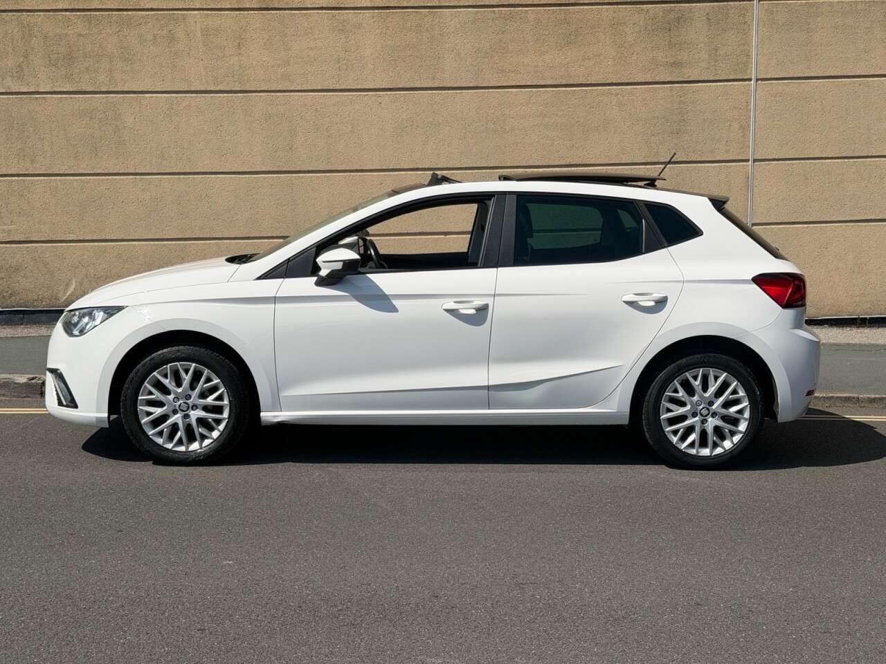 A 2017 SEAT IBIZA 1.0 MPI SE Design Hatchback 5dr Petrol Manual Euro 6 (s/s) (75 ps) A 2017 SEAT IBIZA 1.0 MPI SE Design Hatchback 5dr Petrol Manual Euro 6 (s/s) (75 ps)
