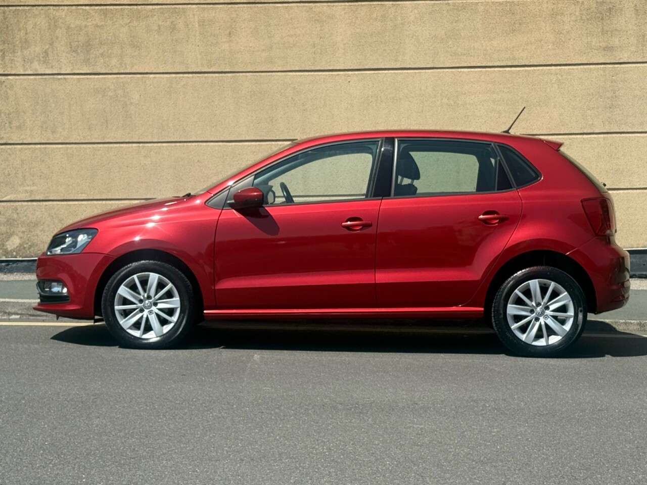 A 2015 VOLKSWAGEN POLO 1.0 BlueMotion Tech SE Hatchback 5dr Petrol Manual Euro 6 (s/s) (75 ps) A 2015 VOLKSWAGEN POLO 1.0 BlueMotion Tech SE Hatchback 5dr Petrol Manual Euro 6 (s/s) (75 ps)