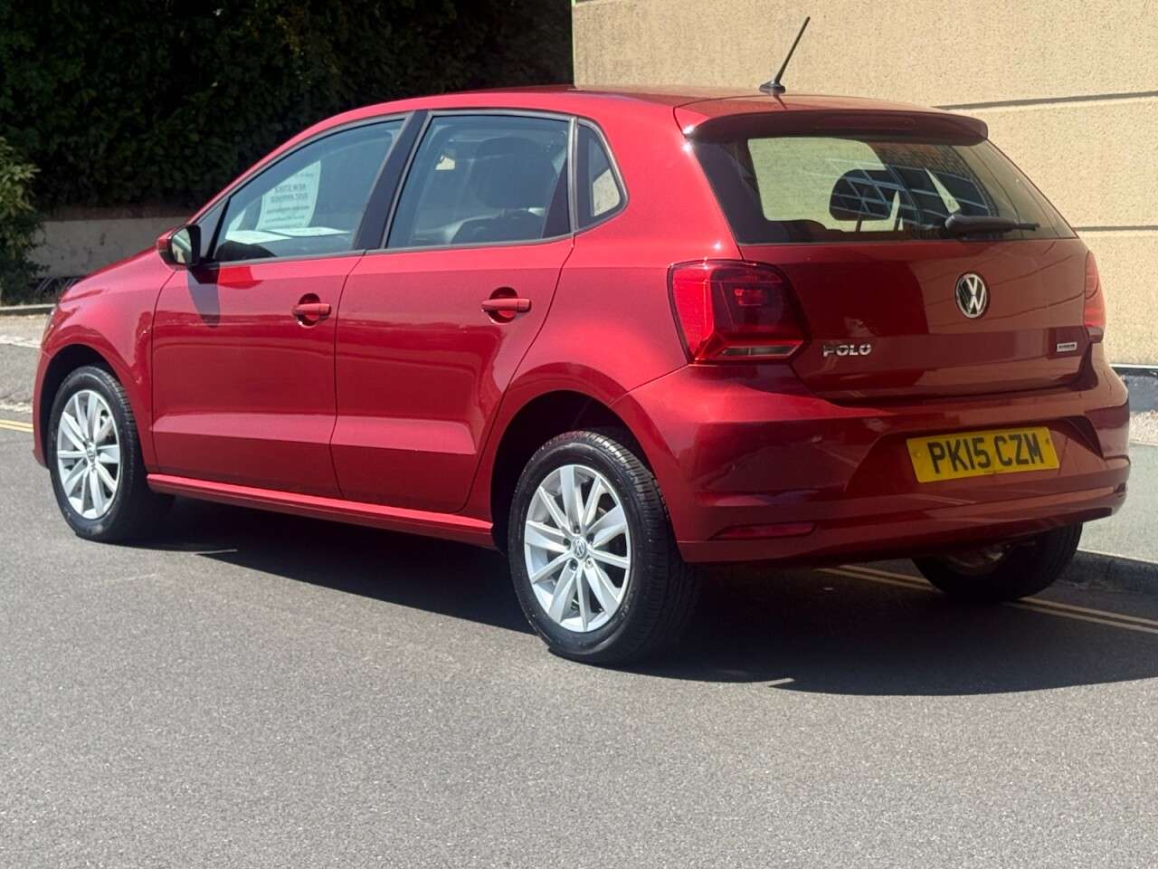 A 2015 VOLKSWAGEN POLO 1.0 BlueMotion Tech SE Hatchback 5dr Petrol Manual Euro 6 (s/s) (75 ps) A 2015 VOLKSWAGEN POLO 1.0 BlueMotion Tech SE Hatchback 5dr Petrol Manual Euro 6 (s/s) (75 ps)