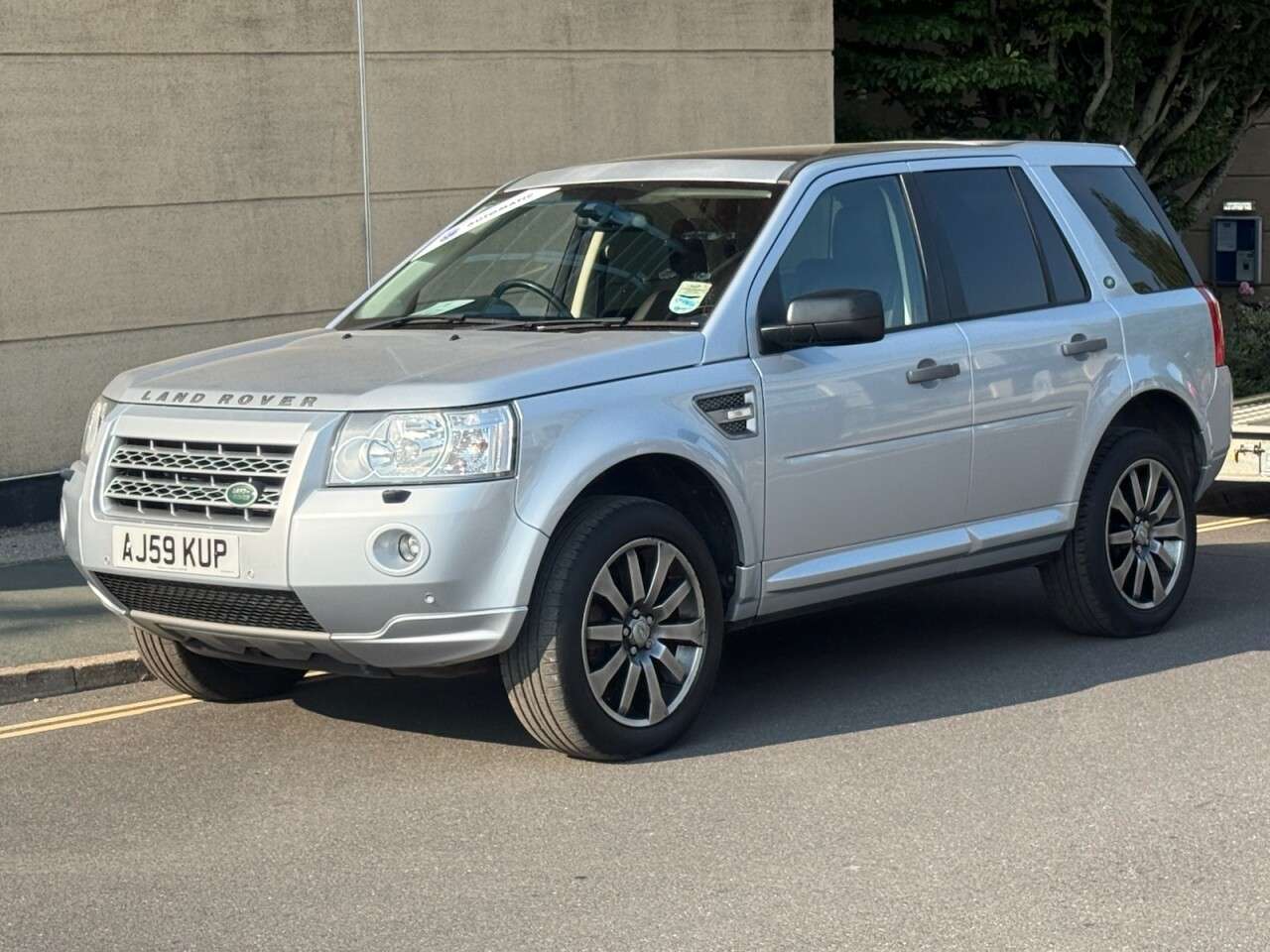 A 2009 LAND ROVER FREELANDER 2 2.2 TD4 HSE SUV 5dr Diesel Auto 4WD Euro 4 (160 ps) A 2009 LAND ROVER FREELANDER 2 2.2 TD4 HSE SUV 5dr Diesel Auto 4WD Euro 4 (160 ps)