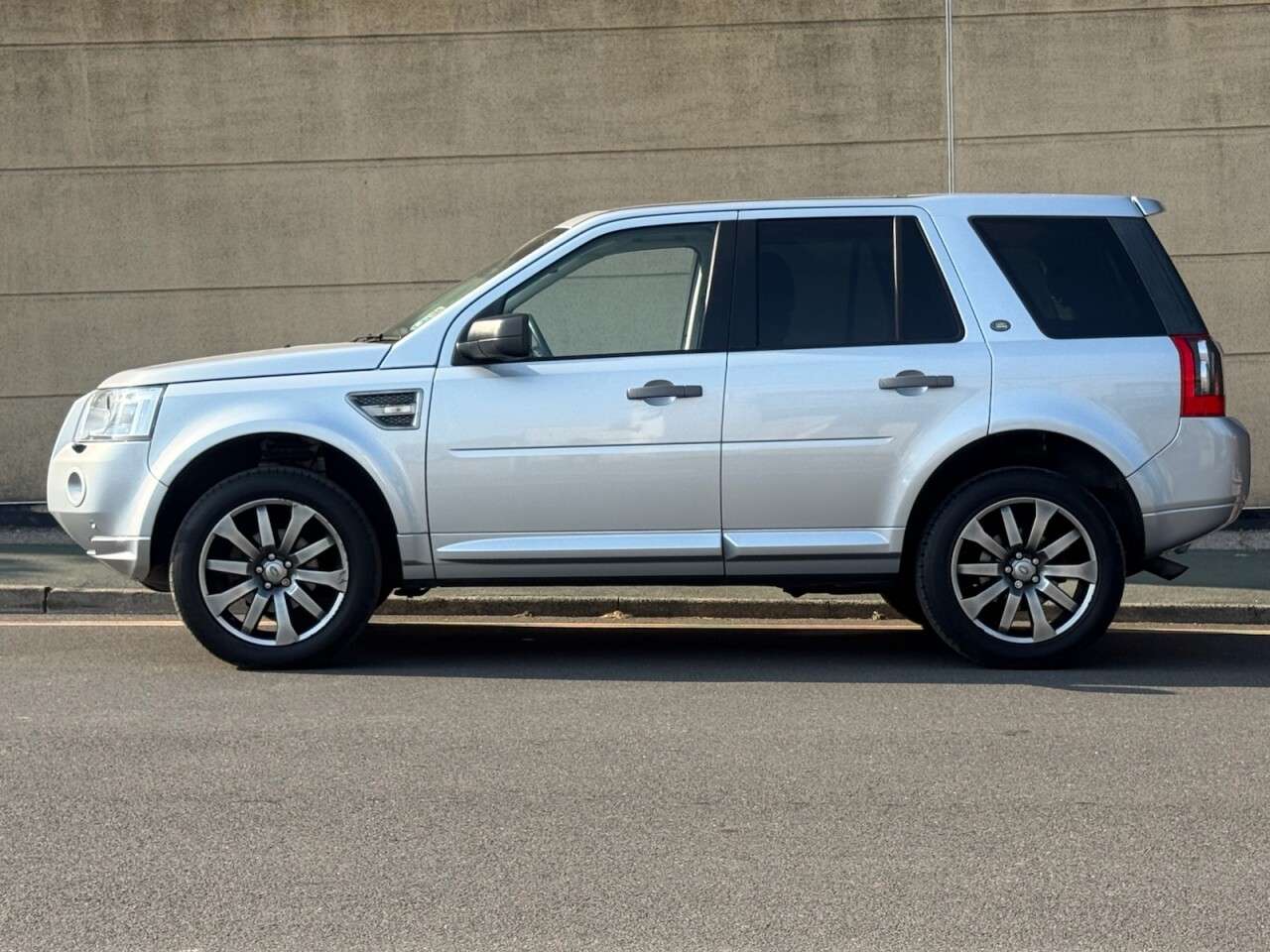 A 2009 LAND ROVER FREELANDER 2 2.2 TD4 HSE SUV 5dr Diesel Auto 4WD Euro 4 (160 ps) A 2009 LAND ROVER FREELANDER 2 2.2 TD4 HSE SUV 5dr Diesel Auto 4WD Euro 4 (160 ps)