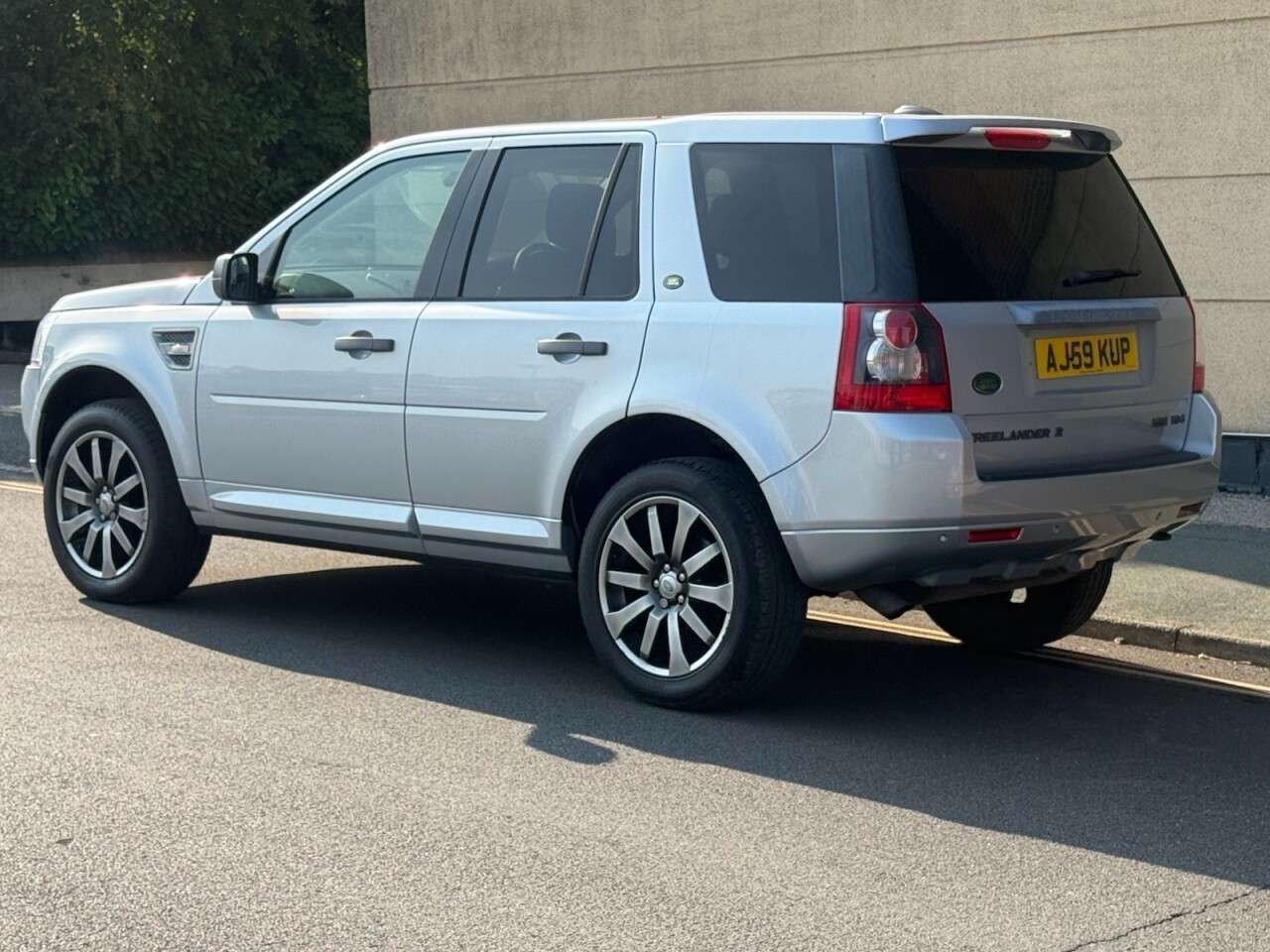 A 2009 LAND ROVER FREELANDER 2 2.2 TD4 HSE SUV 5dr Diesel Auto 4WD Euro 4 (160 ps) A 2009 LAND ROVER FREELANDER 2 2.2 TD4 HSE SUV 5dr Diesel Auto 4WD Euro 4 (160 ps)