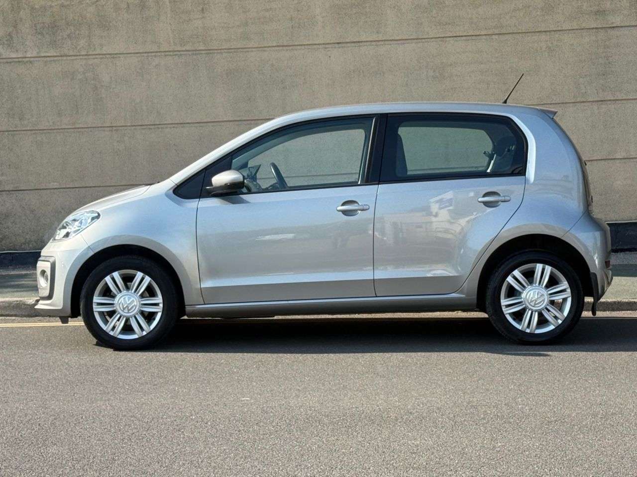A 2017 VOLKSWAGEN UP! 1.0 High up! Hatchback 5dr Petrol Manual Euro 6 (s/s) (75 ps) A 2017 VOLKSWAGEN UP! 1.0 High up! Hatchback 5dr Petrol Manual Euro 6 (s/s) (75 ps)