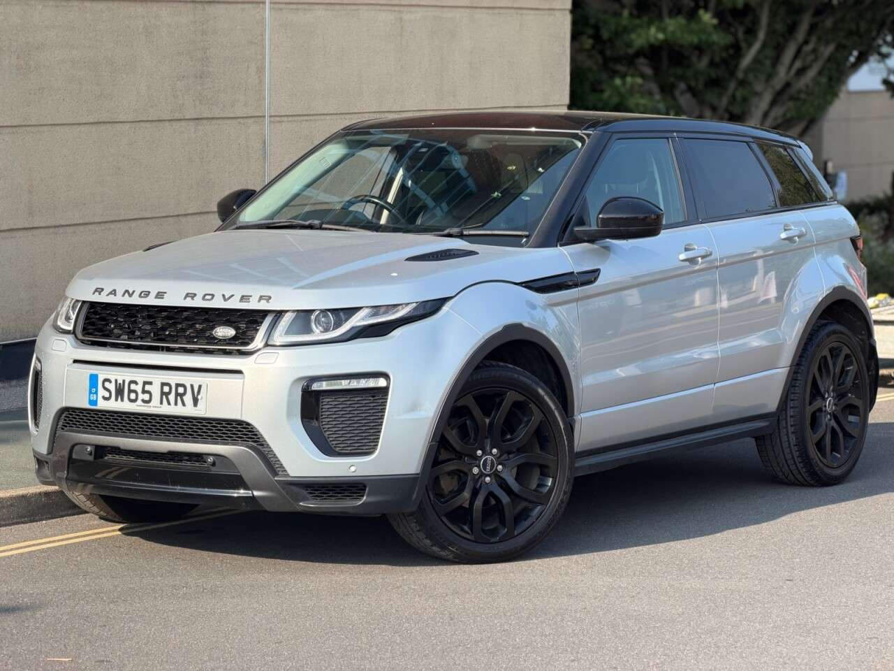 A 2015 LAND ROVER RANGE ROVER EVOQUE 2.0 TD4 HSE Dynamic SUV 5dr Diesel Auto 4WD Euro 6 (s/s) (180 ps) A 2015 LAND ROVER RANGE ROVER EVOQUE 2.0 TD4 HSE Dynamic SUV 5dr Diesel Auto 4WD Euro 6 (s/s) (180 ps)