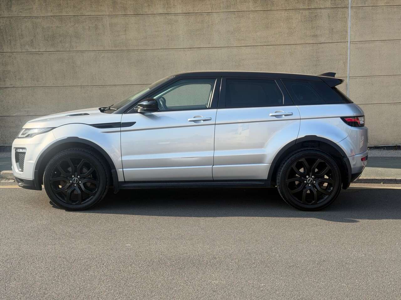 A 2015 LAND ROVER RANGE ROVER EVOQUE 2.0 TD4 HSE Dynamic SUV 5dr Diesel Auto 4WD Euro 6 (s/s) (180 ps) A 2015 LAND ROVER RANGE ROVER EVOQUE 2.0 TD4 HSE Dynamic SUV 5dr Diesel Auto 4WD Euro 6 (s/s) (180 ps)
