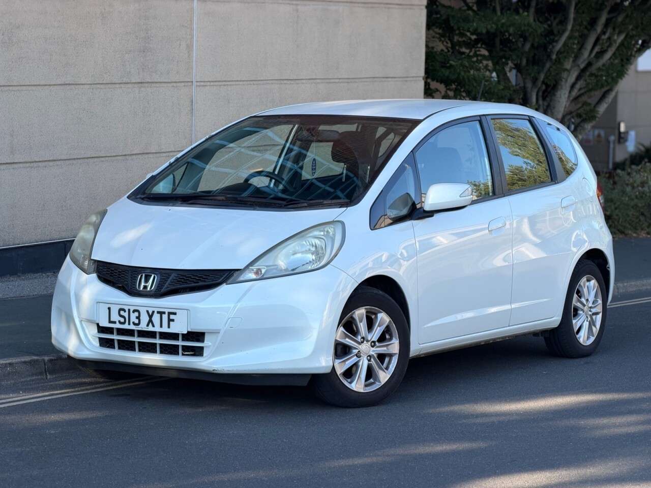 A 2013 HONDA JAZZ 1.4 i-VTEC ES Hatchback 5dr Petrol CVT Euro 5 (99 ps) A 2013 HONDA JAZZ 1.4 i-VTEC ES Hatchback 5dr Petrol CVT Euro 5 (99 ps)