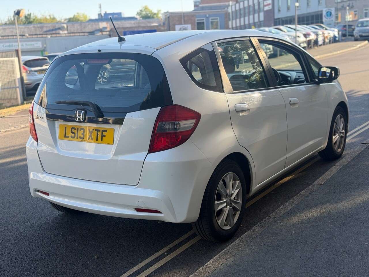 A 2013 HONDA JAZZ 1.4 i-VTEC ES Hatchback 5dr Petrol CVT Euro 5 (99 ps) A 2013 HONDA JAZZ 1.4 i-VTEC ES Hatchback 5dr Petrol CVT Euro 5 (99 ps)