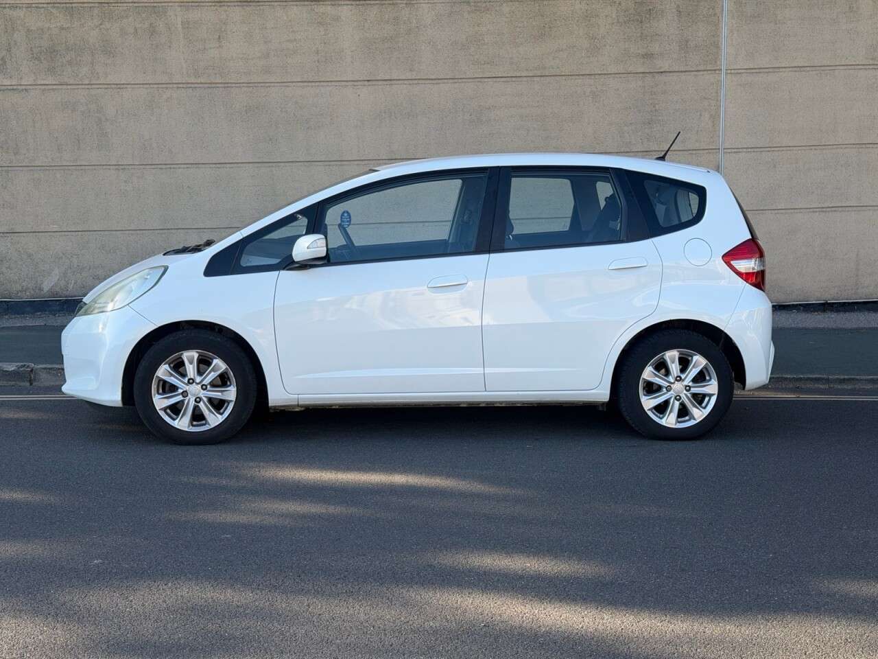 A 2013 HONDA JAZZ 1.4 i-VTEC ES Hatchback 5dr Petrol CVT Euro 5 (99 ps) A 2013 HONDA JAZZ 1.4 i-VTEC ES Hatchback 5dr Petrol CVT Euro 5 (99 ps)