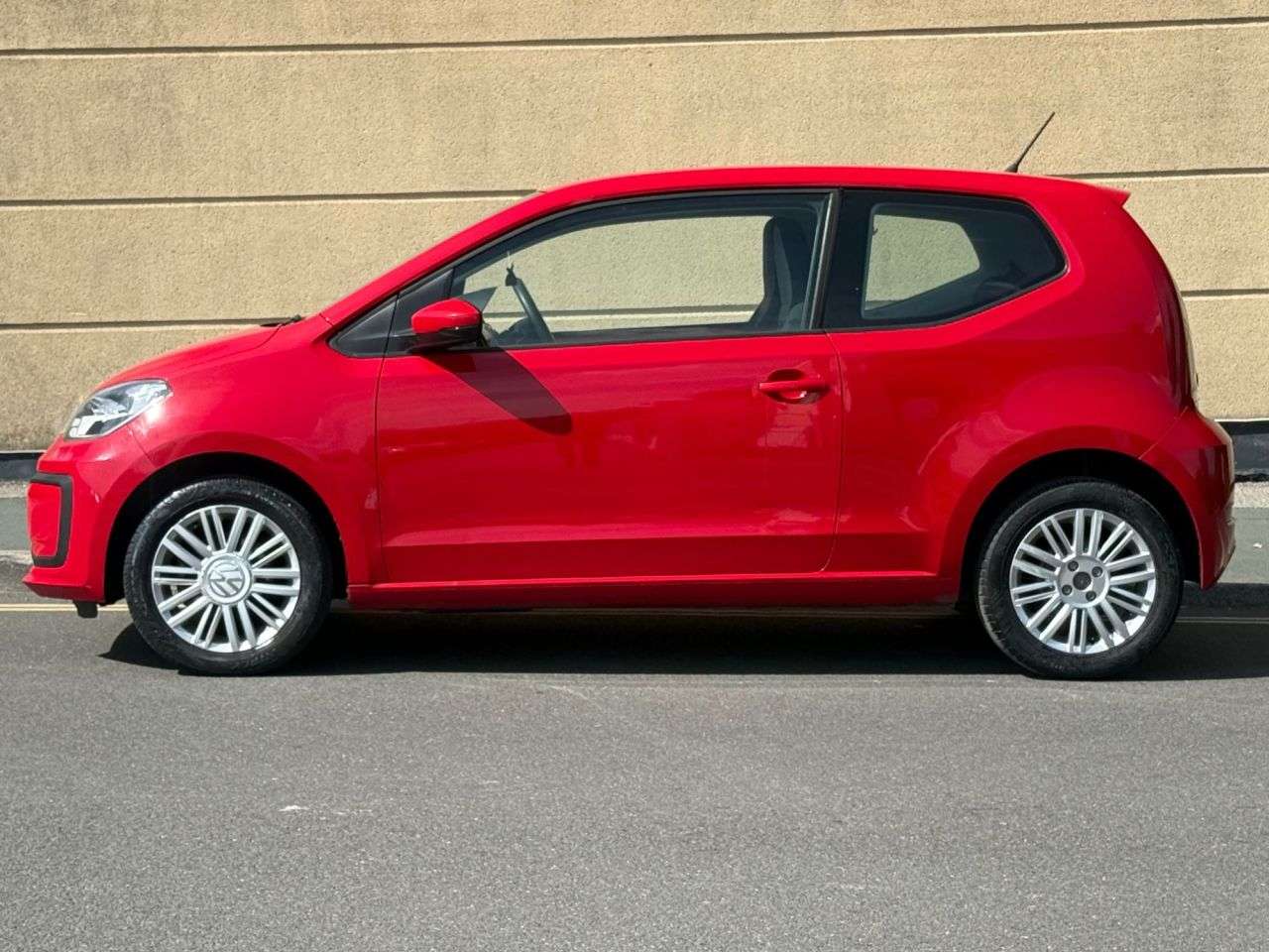A 2016 VOLKSWAGEN UP! 1.0 Move up! Hatchback 3dr Petrol Manual Euro 6 (60 ps) A 2016 VOLKSWAGEN UP! 1.0 Move up! Hatchback 3dr Petrol Manual Euro 6 (60 ps)