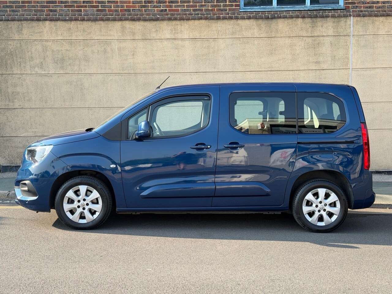 A 2019 VAUXHALL COMBO LIFE 1.2 Turbo GPF Energy MPV 5dr Petrol Manual Euro 6 (s/s) (7 Seat) (110 ps) A 2019 VAUXHALL COMBO LIFE 1.2 Turbo GPF Energy MPV 5dr Petrol Manual Euro 6 (s/s) (7 Seat) (110 ps)