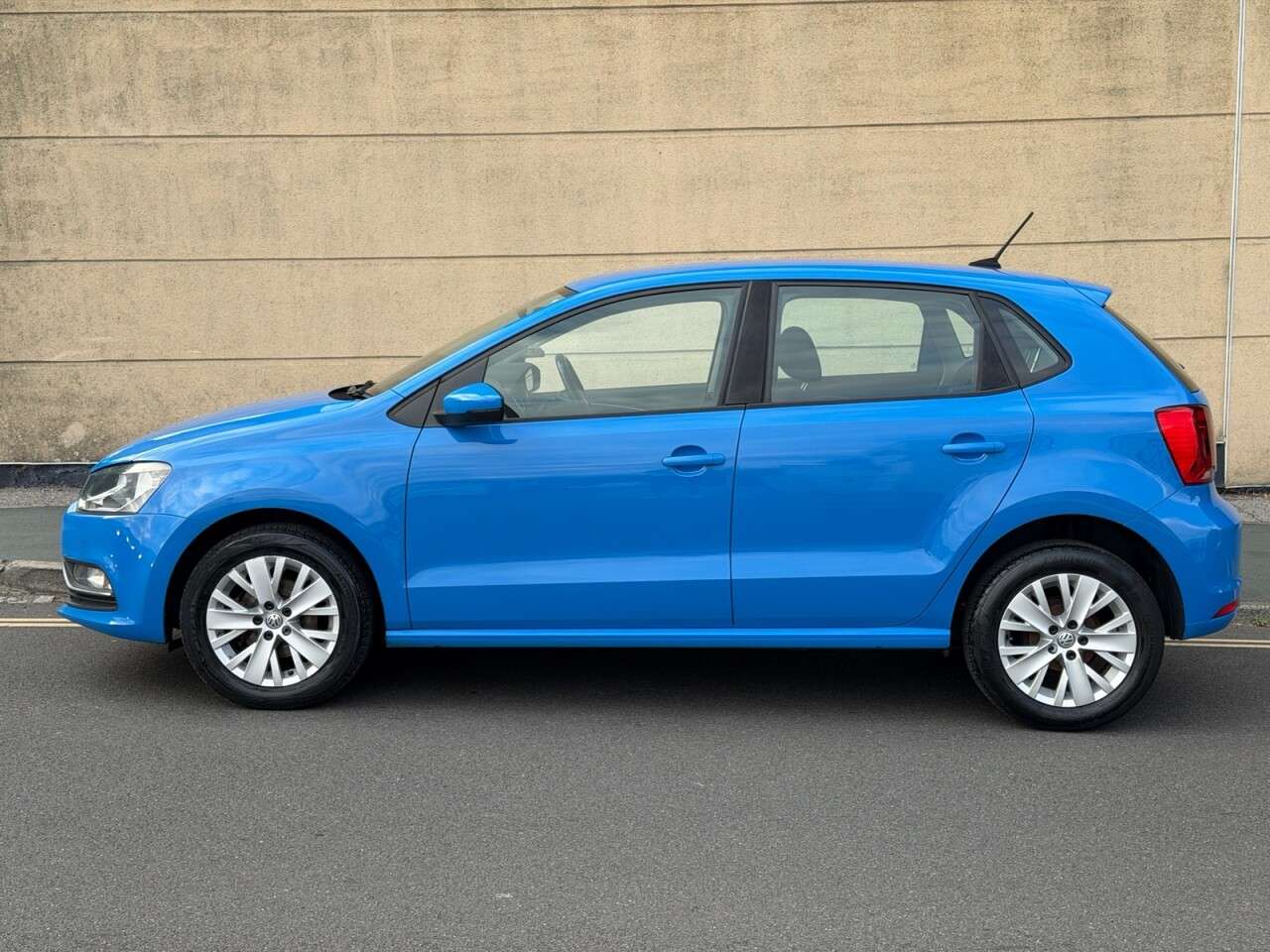 A 2015 VOLKSWAGEN POLO 1.0 BlueMotion Tech SE Hatchback 5dr Petrol Manual Euro 6 (s/s) (60 ps) A 2015 VOLKSWAGEN POLO 1.0 BlueMotion Tech SE Hatchback 5dr Petrol Manual Euro 6 (s/s) (60 ps)