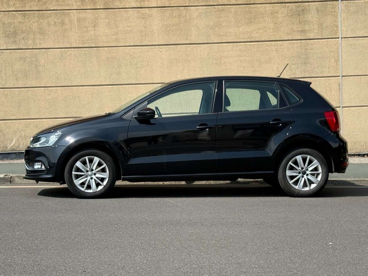 A 2015 VOLKSWAGEN POLO 1.2 TSI BlueMotion Tech SE Hatchback 5dr Petrol Manual Euro 6 (s/s) (90 ps) A 2015 VOLKSWAGEN POLO 1.2 TSI BlueMotion Tech SE Hatchback 5dr Petrol Manual Euro 6 (s/s) (90 ps)