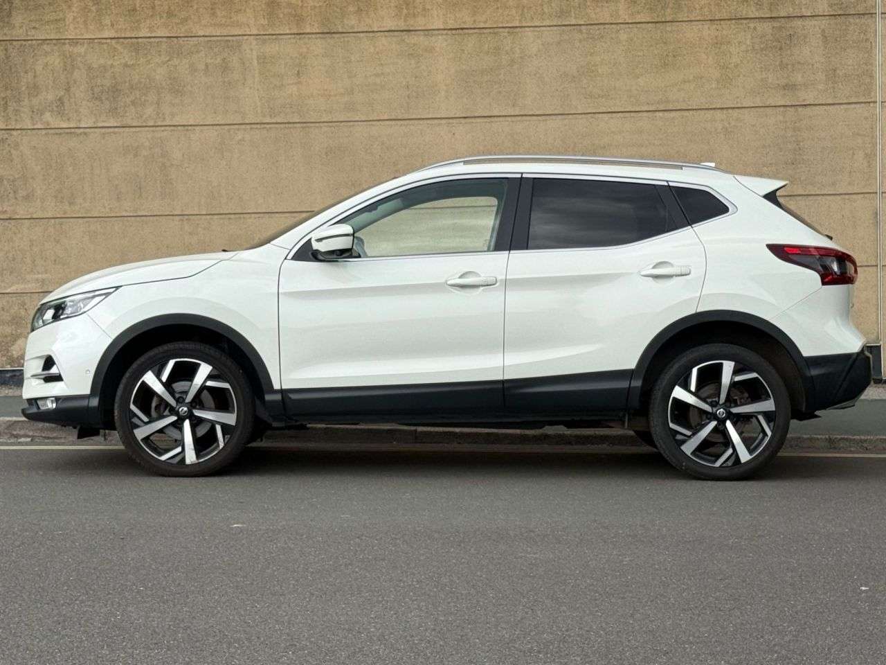 A 2017 NISSAN QASHQAI 1.6 DIG-T Tekna SUV 5dr Petrol Manual Euro 6 (s/s) (163 ps) A 2017 NISSAN QASHQAI 1.6 DIG-T Tekna SUV 5dr Petrol Manual Euro 6 (s/s) (163 ps)