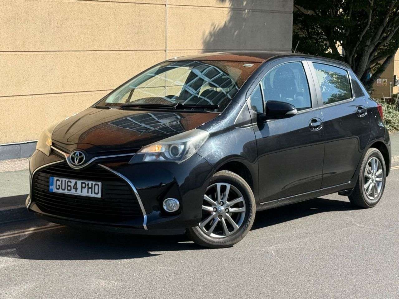 A 2014 TOYOTA YARIS 1.33 Dual VVT-i Icon Hatchback 5dr Petrol Multidrive S Euro 5 Euro 5 (99 ps A 2014 TOYOTA YARIS 1.33 Dual VVT-i Icon Hatchback 5dr Petrol Multidrive S Euro 5 Euro 5 (99 ps