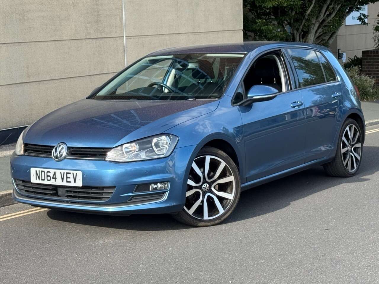 A 2014 VOLKSWAGEN GOLF 2.0 TDI BlueMotion Tech GT Hatchback 5dr Diesel DSG Euro 5 (s/s) (150 ps) A 2014 VOLKSWAGEN GOLF 2.0 TDI BlueMotion Tech GT Hatchback 5dr Diesel DSG Euro 5 (s/s) (150 ps)