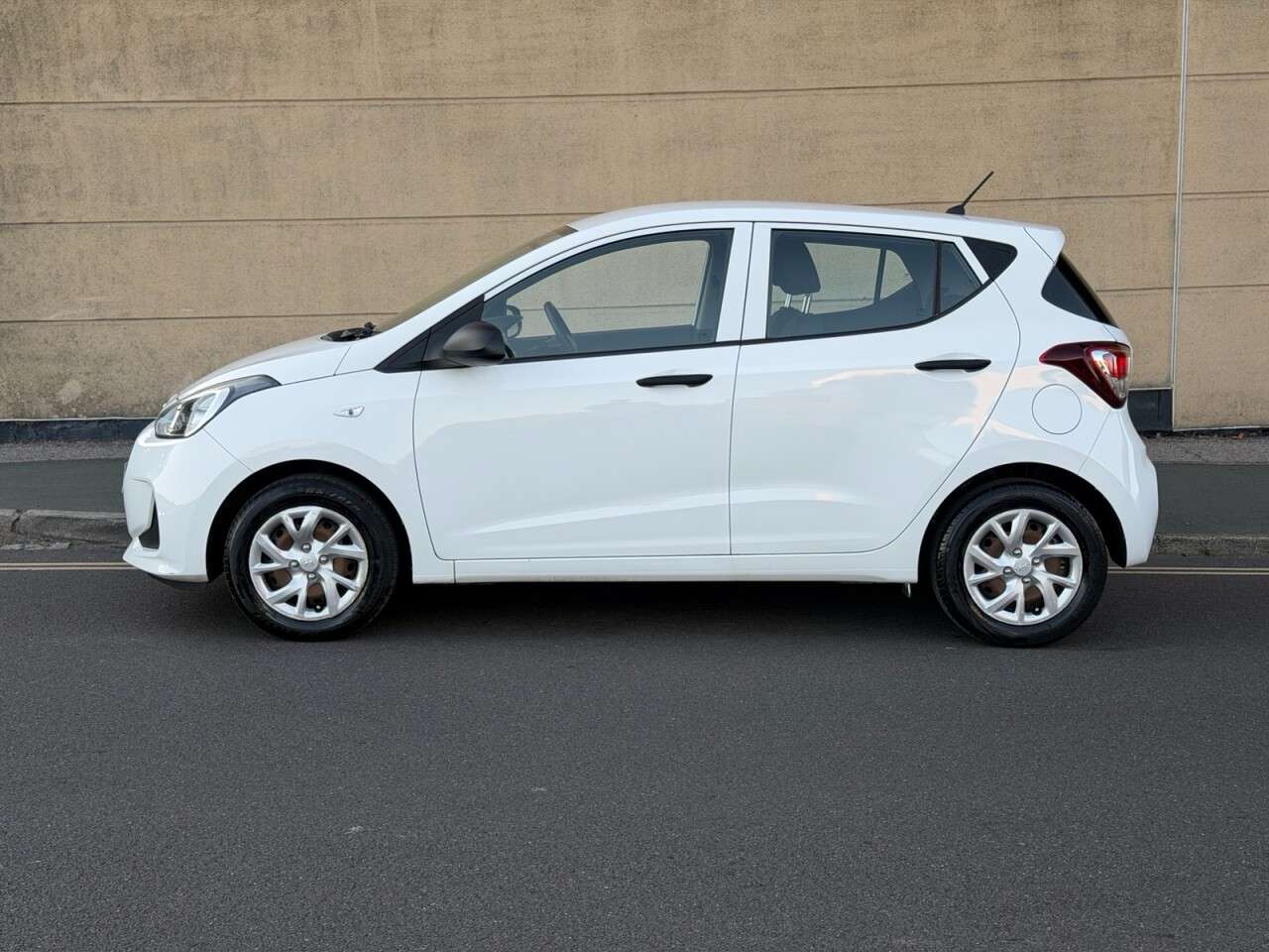 A 2017 HYUNDAI I10 1.0 S Hatchback 5dr Petrol Manual Euro 6 (66 ps) A 2017 HYUNDAI I10 1.0 S Hatchback 5dr Petrol Manual Euro 6 (66 ps)