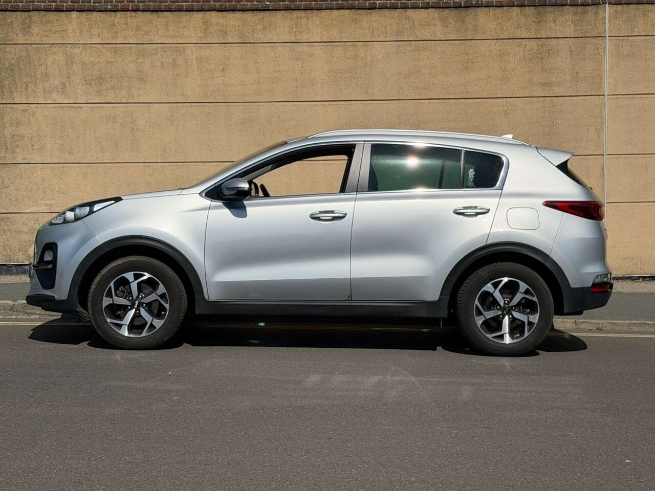 A 2020 KIA SPORTAGE 1.6 CRDi EcoDynamics+ 2 SUV 5dr Diesel Hybrid DCT Euro 6 (s/s) (134 bhp) A 2020 KIA SPORTAGE 1.6 CRDi EcoDynamics+ 2 SUV 5dr Diesel Hybrid DCT Euro 6 (s/s) (134 bhp)